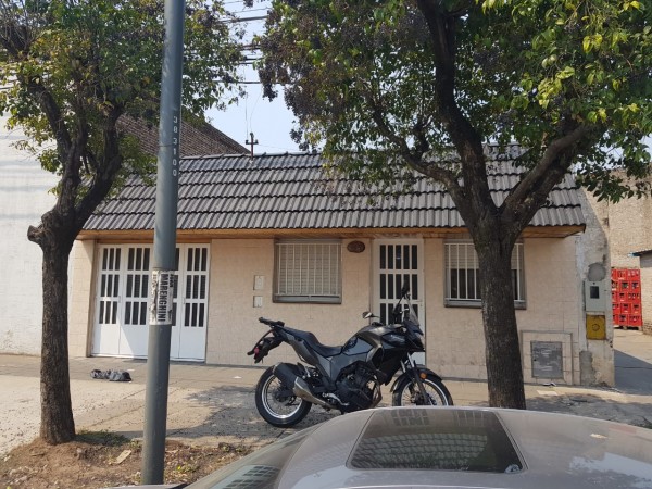 Casa Venta Avda. Francia N° 3841, dos dormitorios, garage, amplio terreno, parrillero