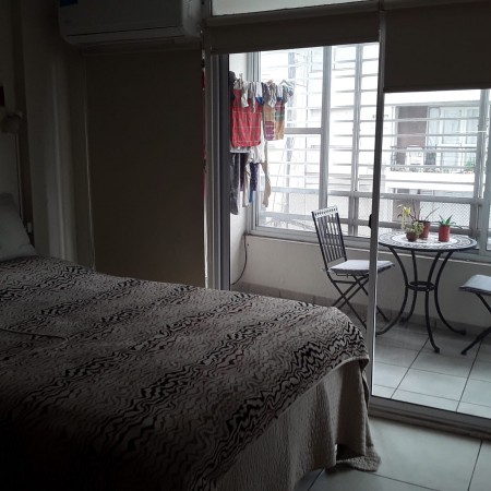 Venta Departamento San Lorenzo N° 900, un ambiente, divisible, balcón a la calle. Excelente