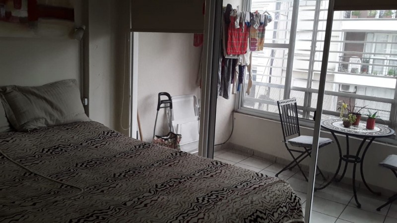 Venta Departamento San Lorenzo N° 900, un ambiente, divisible, balcón a la calle. Excelente