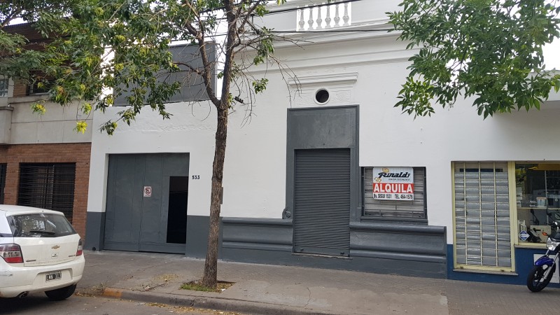 Venta Galpón - Uruguay N° 533, 182m², local al frente, techo parabólico.