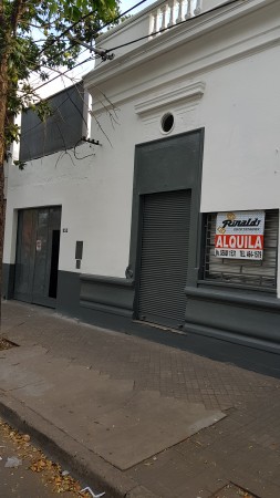 Venta Galpón - Uruguay N° 533, 182m², local al frente, techo parabólico.