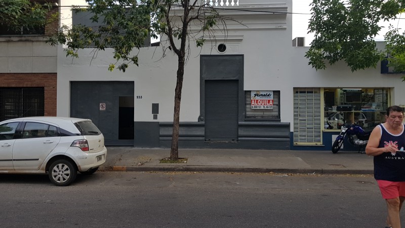 Venta Galpón - Uruguay N° 533, 182m², local al frente, techo parabólico.