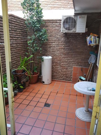 RETASADO Venta Duplex, Pje. Valdes 1500, excelente estado, 2 dormitorios, baños, patio.