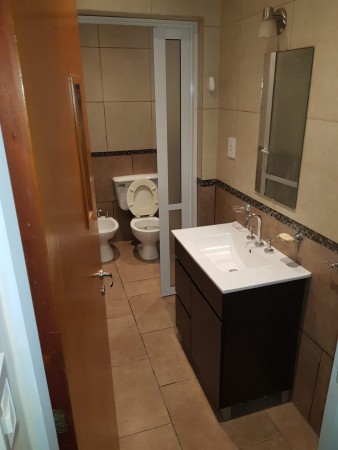 Venta Dpto. interno único, amplio patio con quincho, 2 dormitorios