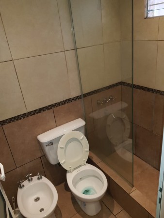 Venta Dpto. interno único, amplio patio con quincho, 2 dormitorios