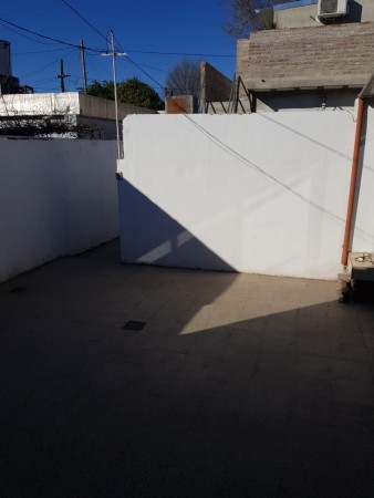 Venta Dpto. interno único, amplio patio con quincho, 2 dormitorios