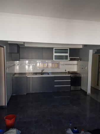 Venta Dpto. interno único, amplio patio con quincho, 2 dormitorios