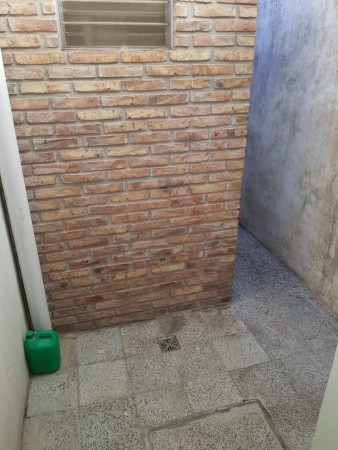 Venta Dpto. interno único, amplio patio con quincho, 2 dormitorios