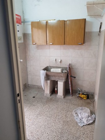 Venta Dpto. interno único, amplio patio con quincho, 2 dormitorios