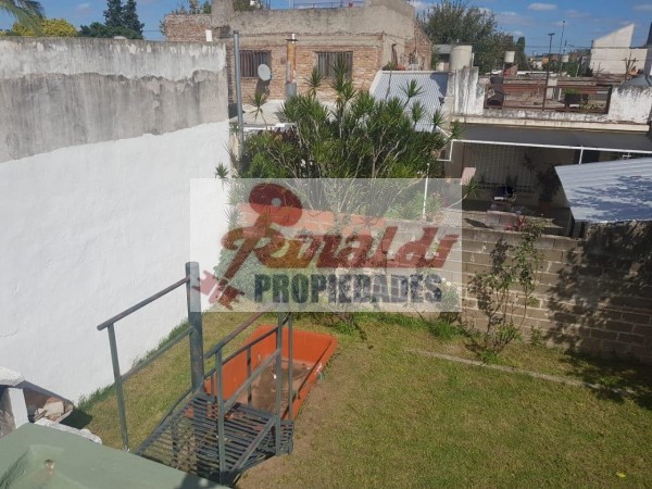 Saavedra 3173, Amplia casa dos dormitorios, garage 2 coches, patio jardin, parrillero. PA. Dpto. 1 Dor.