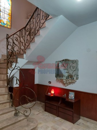 Venta Casa estilo Uruguay 1300, 4/5 habitaciones, garage, quincho, parrillero. Excelente calidad.