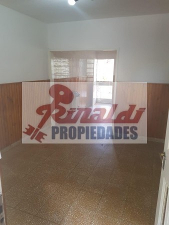 Saavedra 3173, Amplia casa dos dormitorios, garage 2 coches, patio jardin, parrillero. PA. Dpto. 1 Dor.