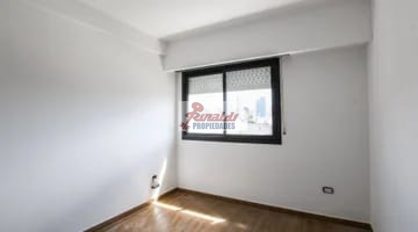 1 Dor. a estrenar, balcon a la calle