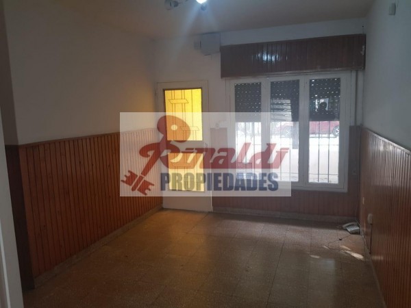 Saavedra 3173, Amplia casa dos dormitorios, garage 2 coches, patio jardin, parrillero. PA. Dpto. 1 Dor.