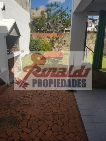 Saavedra 3173, Amplia casa dos dormitorios, garage 2 coches, patio jardin, parrillero. PA. Dpto. 1 Dor.