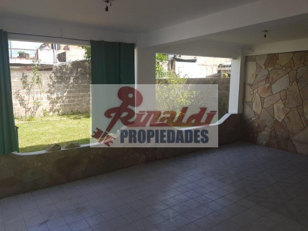 Saavedra 3173, Amplia casa dos dormitorios, garage 2 coches, patio jardin, parrillero. PA. Dpto. 1 Dor.