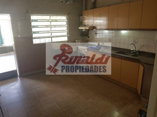 Saavedra 3173, Amplia casa dos dormitorios, garage 2 coches, patio jardin, parrillero. PA. Dpto. 1 Dor.
