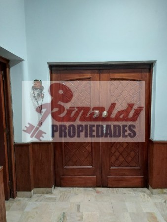 Venta Casa estilo Uruguay 1300, 4/5 habitaciones, garage, quincho, parrillero. Excelente calidad.