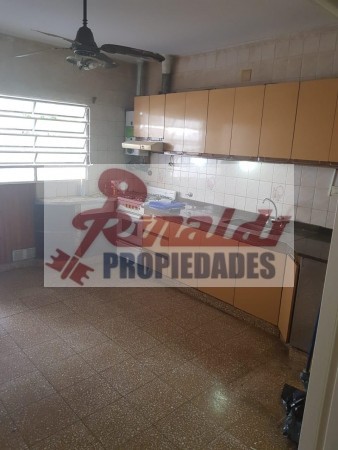 Saavedra 3173, Amplia casa dos dormitorios, garage 2 coches, patio jardin, parrillero. PA. Dpto. 1 Dor.